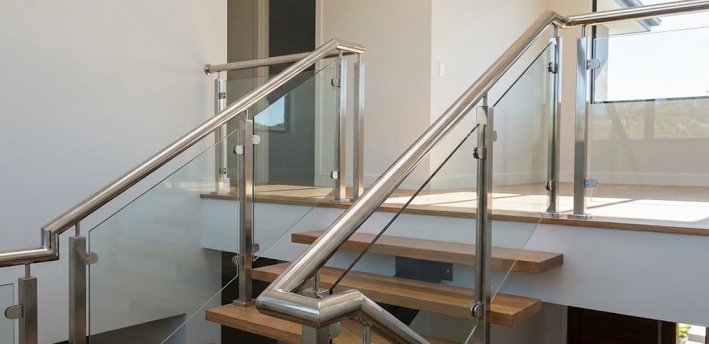 Baranda de acero inoxidable Baranda de acero inoxidable y vidrio para escalera moderna.