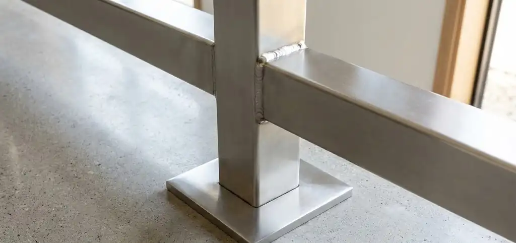 Detalle anclaje baranda acero inoxidable piso. Detalle anclaje baranda acero inoxidable piso.